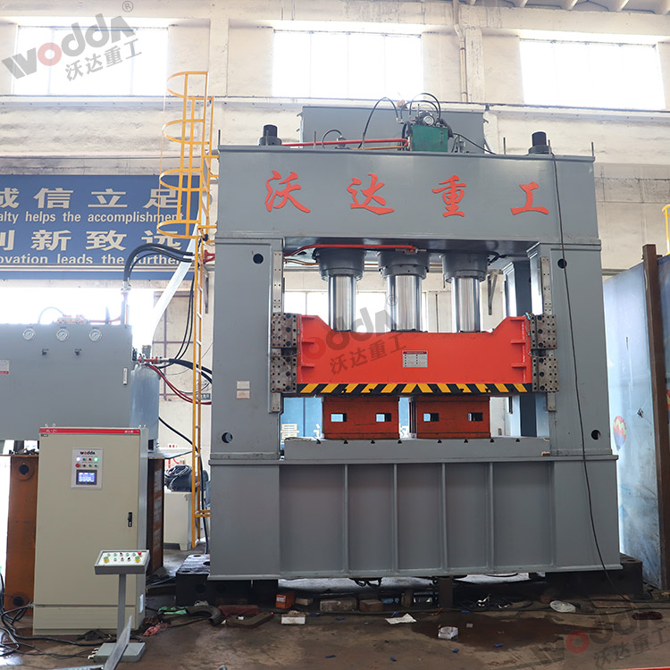 1000噸框架式液壓機(jī) 1000噸框架式液壓機(jī)