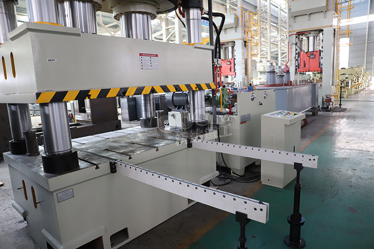 1000T四柱液壓機(jī) 1000T四柱液壓機(jī)