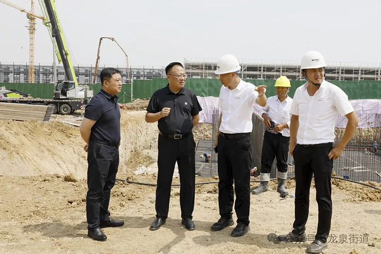 滕州市領(lǐng)導(dǎo)馬金安、崔波現(xiàn)場調(diào)研沃達(dá)重工智能精密伺服液壓沖床項目