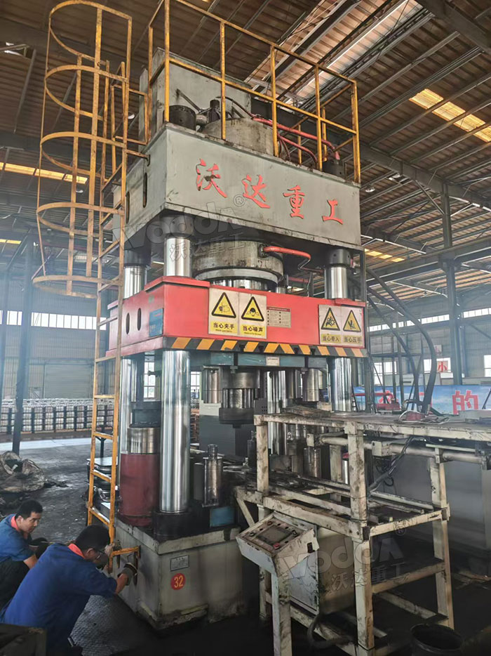 1000噸汽車輪轂沖壓成型液壓機(jī)現(xiàn)場(chǎng) 1000噸汽車輪轂沖壓成型液壓機(jī)現(xiàn)場(chǎng)