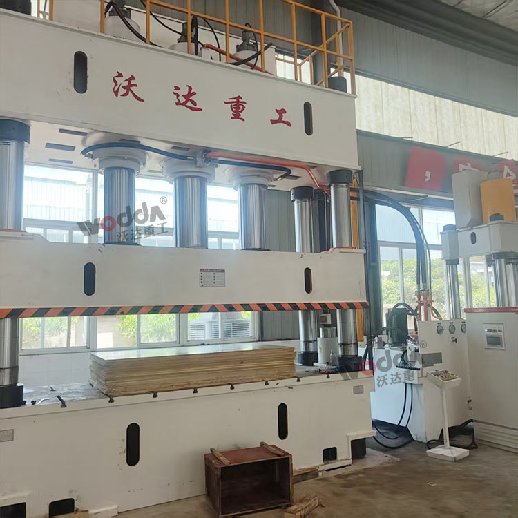 800噸三缸液壓機(jī) 800噸三缸液壓機(jī)