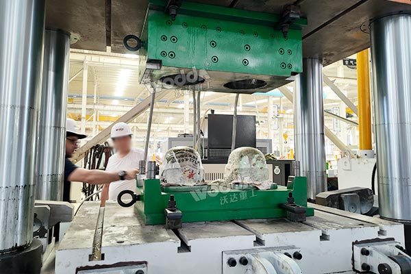 開(kāi)模(玻璃鋼頭盔模壓成型) 開(kāi)模(玻璃鋼頭盔模壓成型)