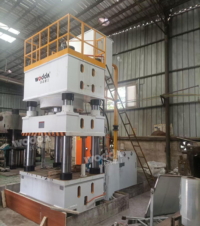 1600噸四柱液壓機(jī)安裝完成.jpg 1600噸四柱液壓機(jī)安裝完成.jpg