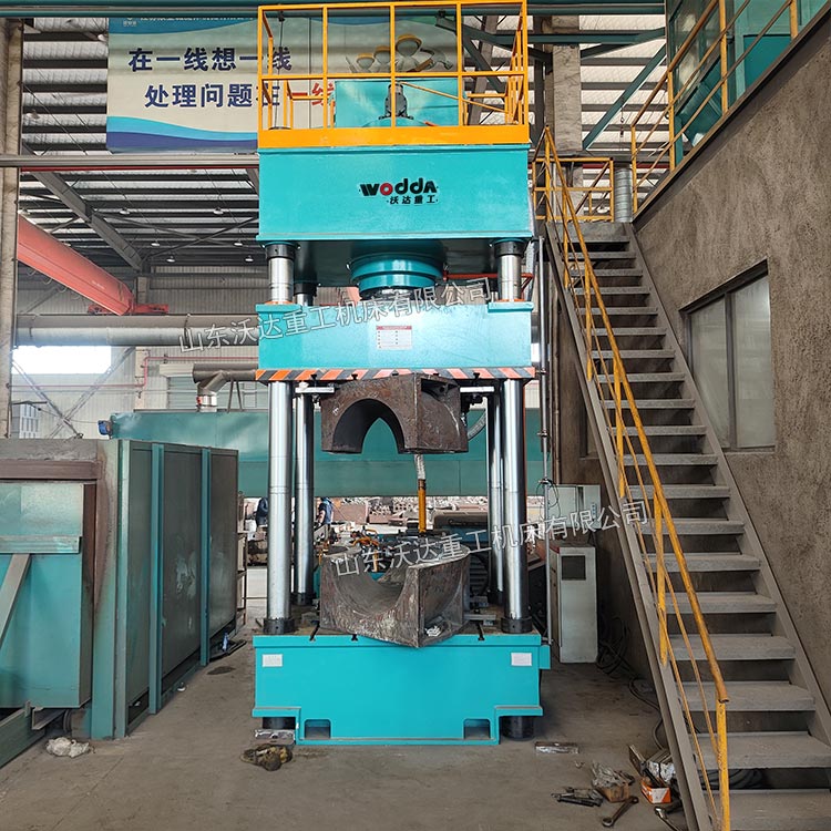 630噸熱壓彎頭成型液壓機(jī)現(xiàn)場(chǎng).jpg 630噸熱壓彎頭成型液壓機(jī)現(xiàn)場(chǎng).jpg