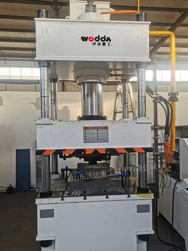 200噸四柱液壓機(jī)安裝完成 200噸四柱液壓機(jī)安裝完成