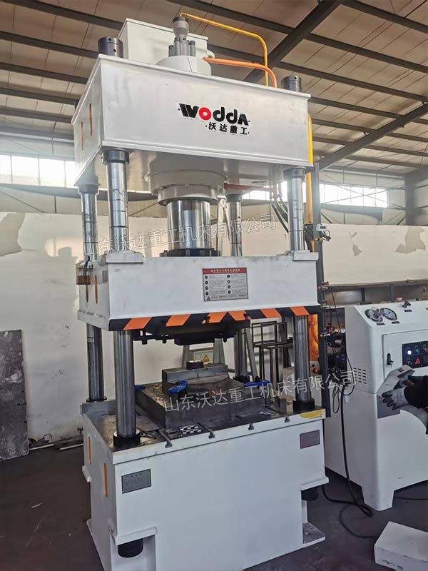 200噸四柱液壓機(jī)試機(jī) 200噸四柱液壓機(jī)試機(jī)